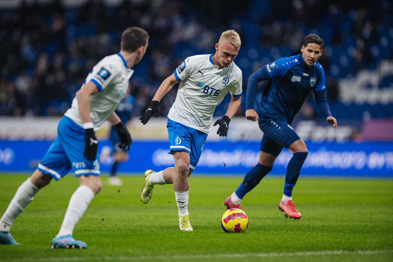 Футбольная форма динамо захаряна. С кем следующий матч динамо. Fc amkal moscow. С кем следующий матч динамо. Локомотив» – «динамо киев.