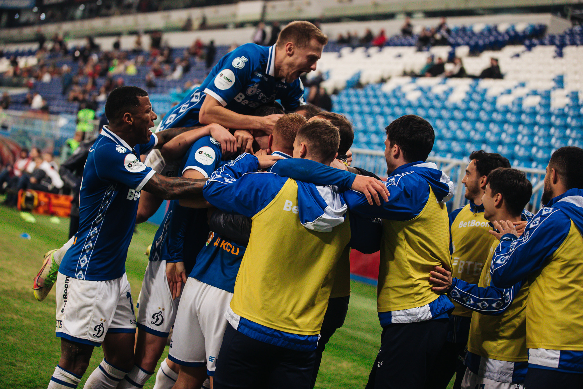 Reportaje fotográfico del partido fuera de casa contra Akron