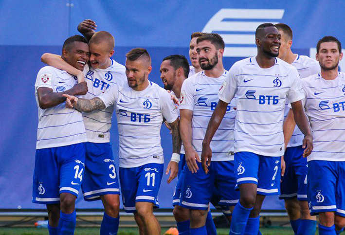Автограф-сессия игроков ФК «Динамо»