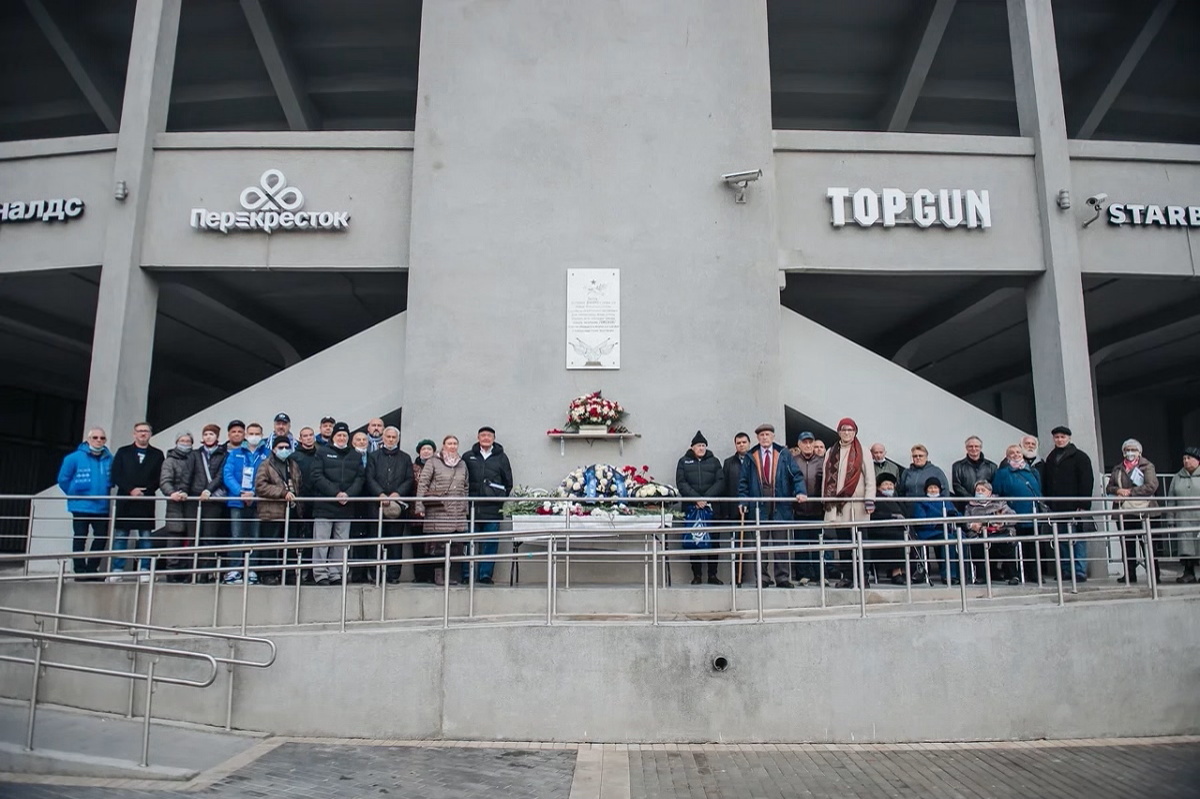 Ветераны и болельщики торжественно возложили цветы в память об ОМСБОН