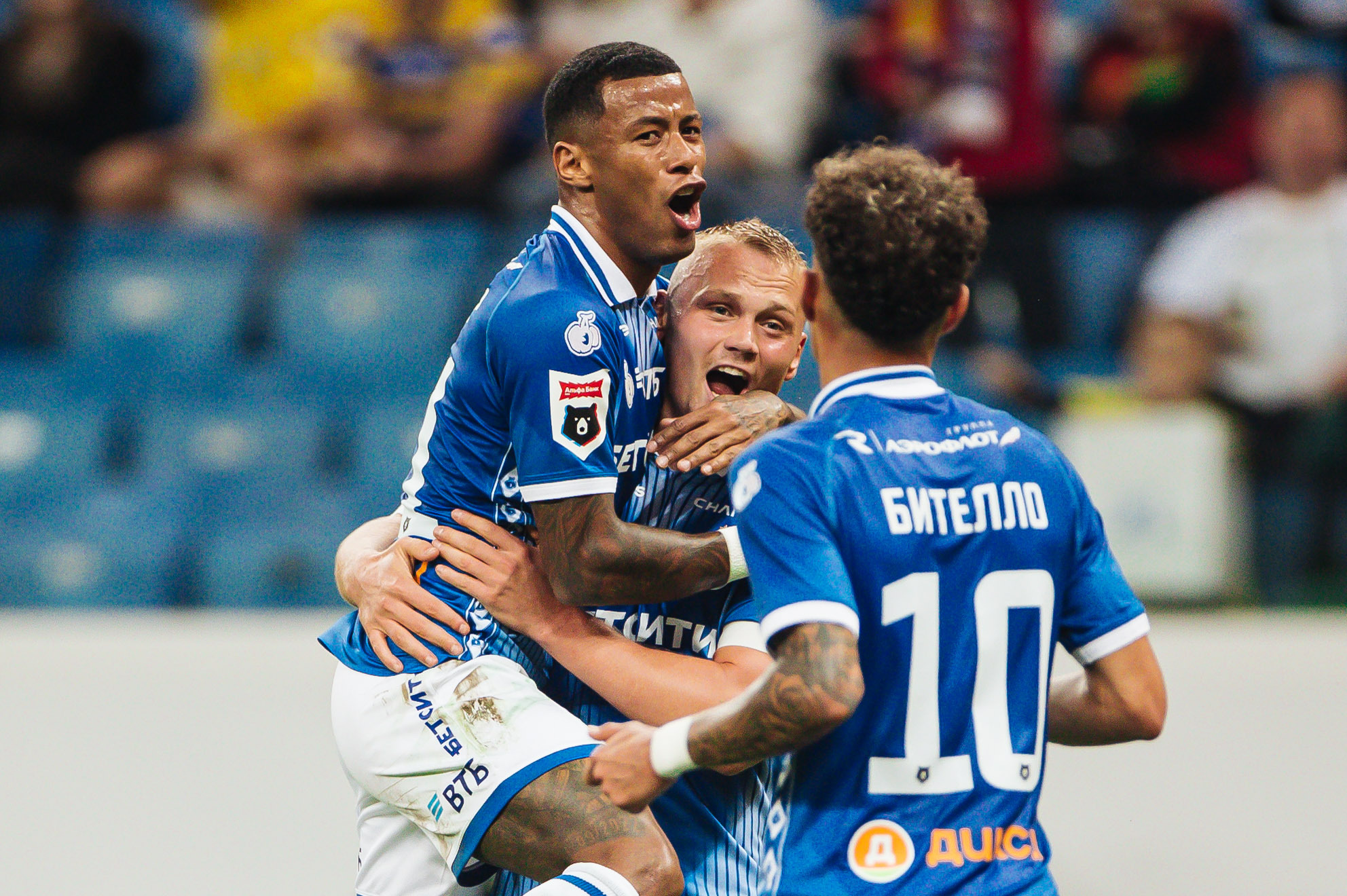 Un doblete de Tyukavin y un gol de Okishor aseguraron la sexta victoria consecutiva