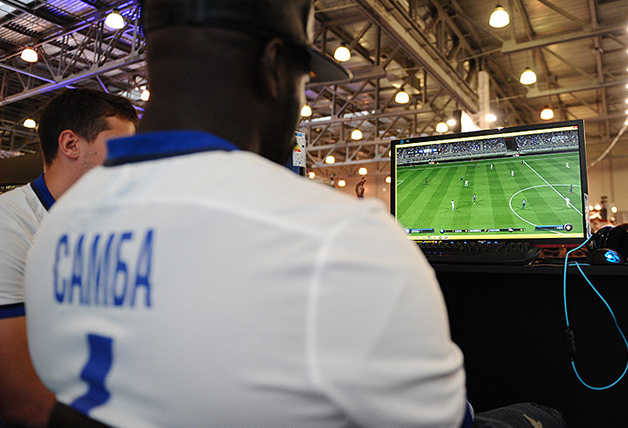 Самба и Данилкин сыграли в FIFA c киберспортсменами 