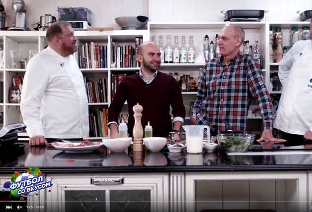 «Футбол со вкусом». Бубнов и Арустамян жарят мясо