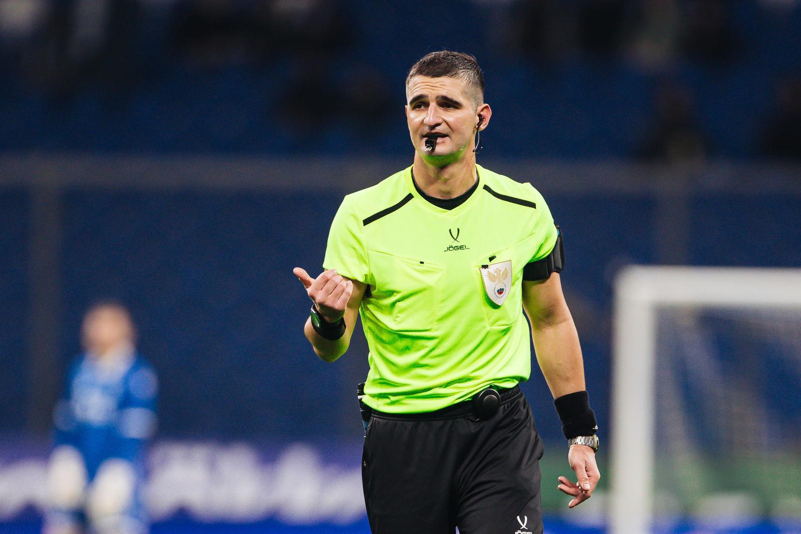 Vladislav Tselovalnikov juzgará el partido Dynamo - Akron