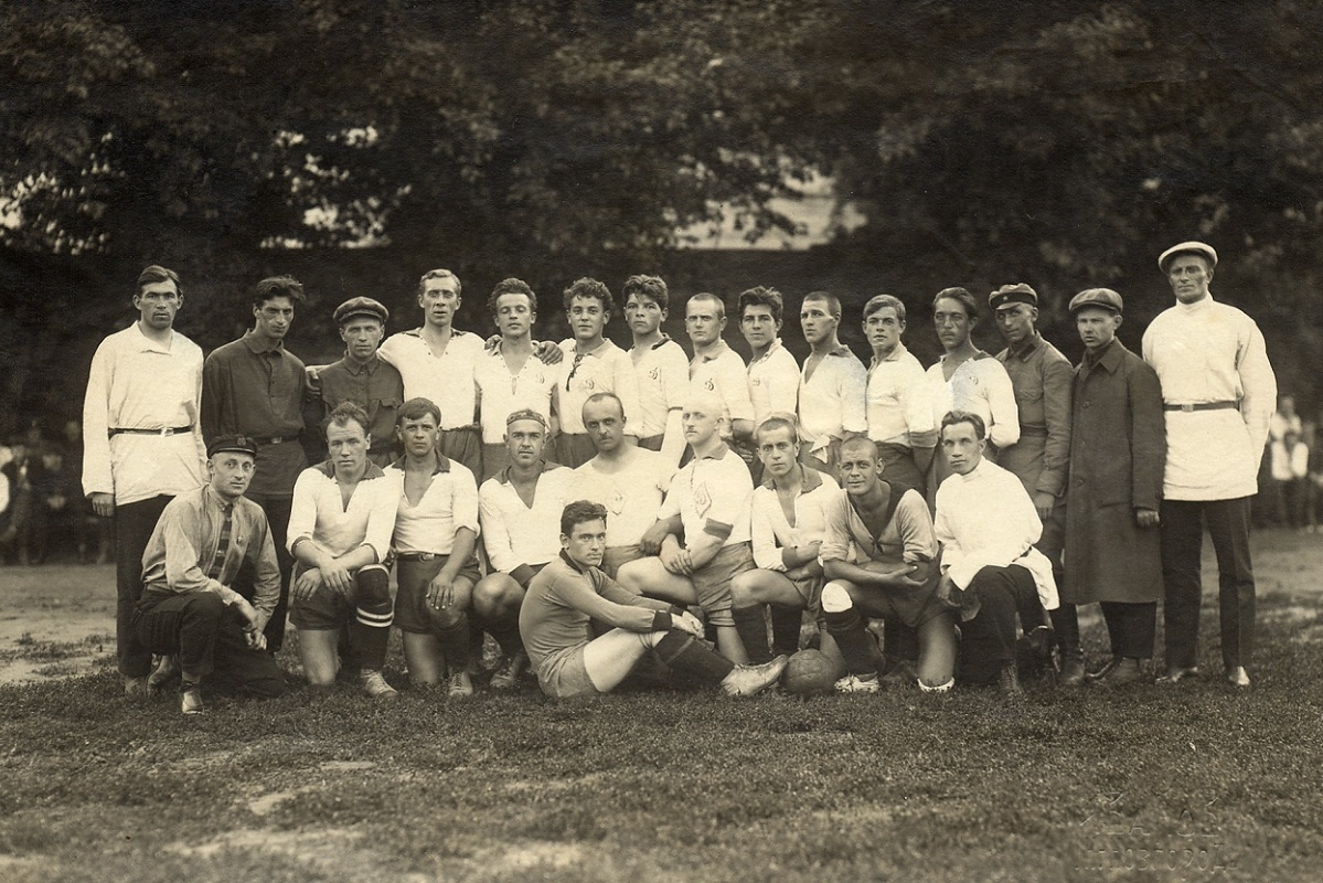 Александр Борисов (пятый слева в верхнем ряду)