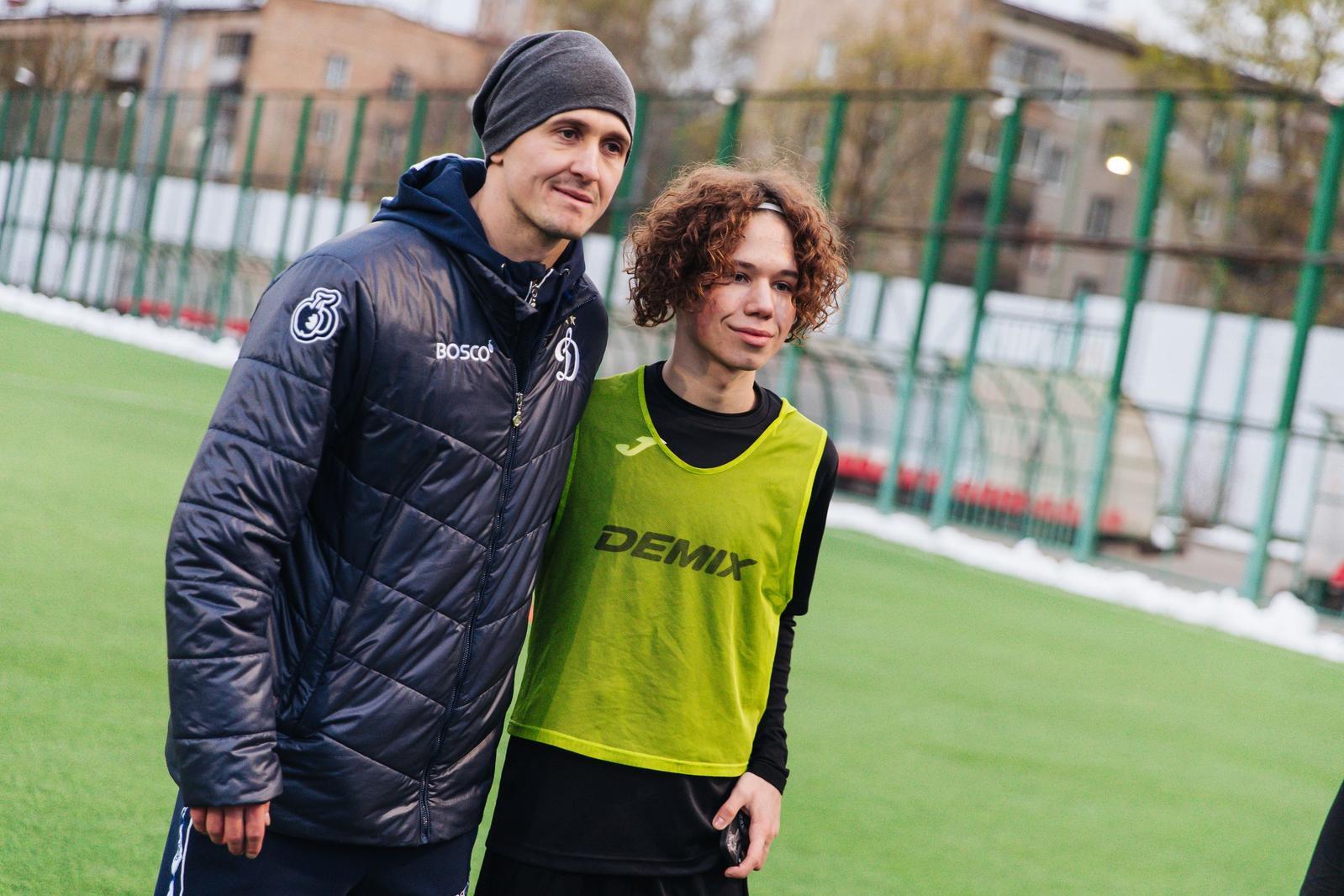 Andrei Lunev e Ivan Sergeev realizaron una clase magistral para jóvenes futbolistas
