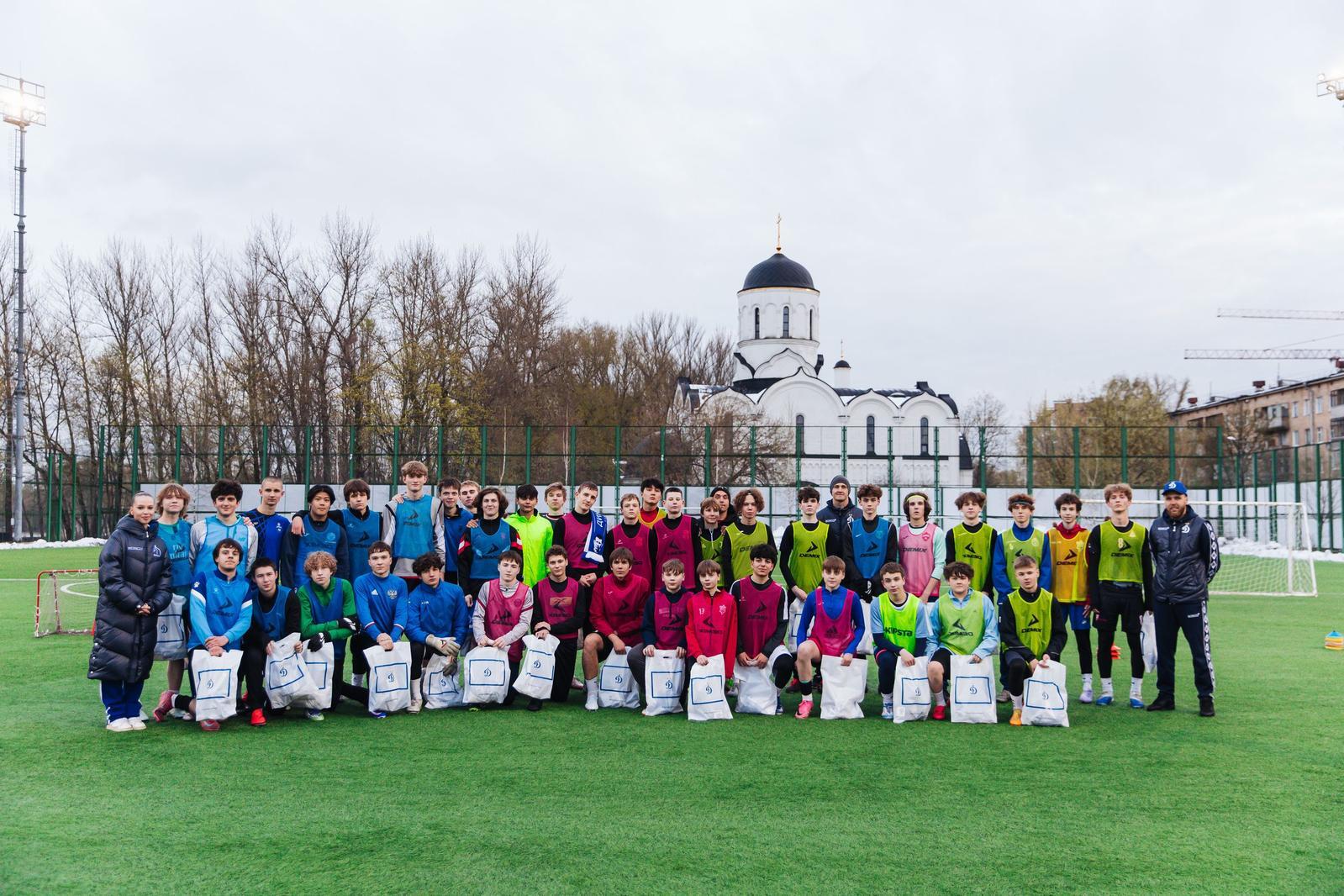 Andrei Lunev e Ivan Sergeev realizaron una clase magistral para jóvenes futbolistas