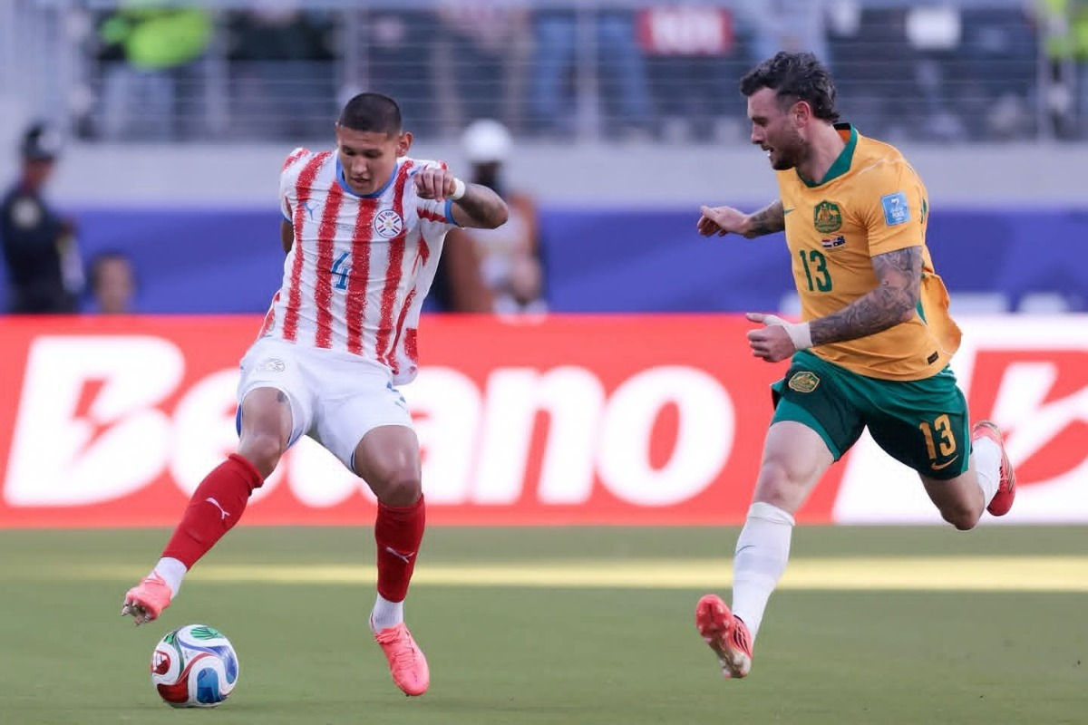 Juan Cáceres ayudó a Paraguay en el partido contra Australia